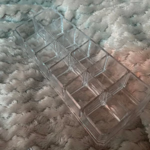  sminkförvaring  - Snygg och praktisk sminkförvaring i genomskinlig akryl med 12 fack. Perfekt för så som nagellack m.m. Stilren design som passar in i alla rum och gör det enkelt att hitta dina favoriter💕väldigt fint skick!