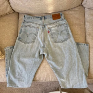 Levi's 501 ljusblå jeans - Jättefina ljusblåa jeans, har en jätteliten fläck som knappt syns men annars i bra skick!