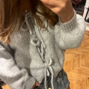 Kofta med rosetter  - Så fin och mysig kofta med rosetter utan märke. Men passar S-L skulle jag säga beroende på hur man vill att den ska sitta jag för referens brukar ha S i toppar. Super mysig till hösten