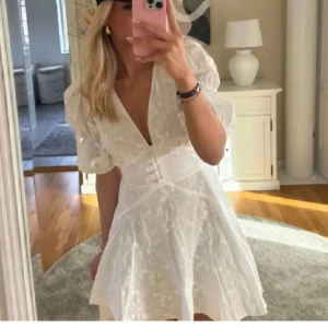Adoore klänning - Säljer min fina klänning från adoore! Använd en gång! Storlek 36. Skeiv för ev frågor🦋🌸