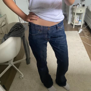 Levi's lågmidjade bootcut jeans - Klassiska Levi's jeans i mörkblå tvätt med utsvängda ben och låg midja. Vintage. Passar både S och M