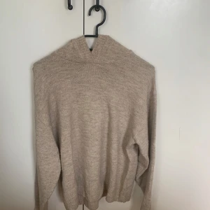 Beige stickad tröja med krage Lindex - Mysig beige stickad tröja från Lindex. Superfin och perfekt att ha nu till hösten. Den har även en mysig luva. Passar storlek s-xs stor i storleken 