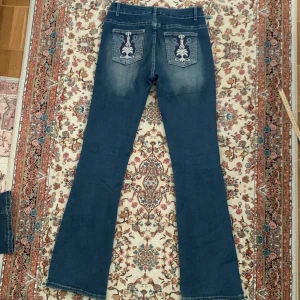 Coola jeans ⭐️ - Super bekväma samt stretchiga jeans med coola detaljer. Midjemått - 72-80cm Innerbenslängd - 78cm Om ni har fler frågor kom privat🤍
