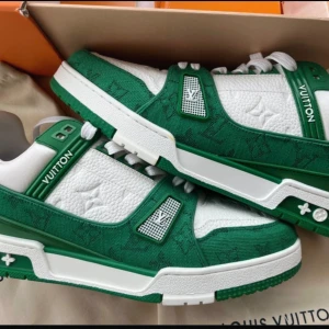 Louis Vuitton gröna sneakers monogram - Exklusiva Louis Vuitton sneakers i grönt och vitt med ikoniskt monogrammönster. Säljs på grund av kommer inte till användning 