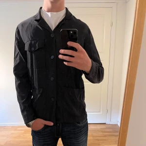 A Days March Overshirt svart  - Säljer denna sjukt snygga Overshirten från A Days March⭐️ Färgen är svart och storleken är S✅ Overshirten har inga defekter och skicket är utomordentligt🙌🤝 Sjukt najs passform och passar perfekt till hösten🍁🙌 Tveka inte på att höra av er dig vid minsta fråga eller fundering😊