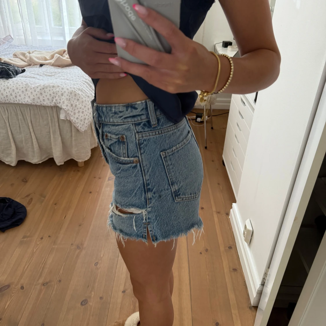 Blå jeansshorts med slitningar