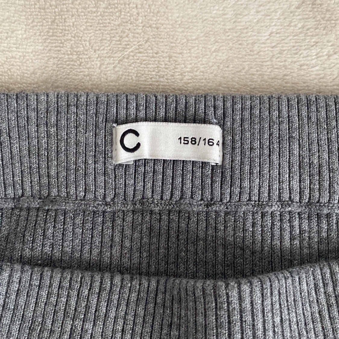 Grå ribbad kjol från Cubus  - 1