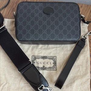 Gucci väska - Gucci väska köpt på Gucci i Stockholm kvitto och box och Dustbag tillkommer vid köp, ny pris 18,500kr säljer pågrund av lite användning.