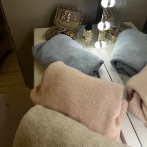 Pastellfärgade stickade tröjor Gina Tricot - 5 stickade tröjor från Gina Tricot i mjuka pastellfärger: ljusblå, ljusrosa och beige. Bild 1,2,5 säljes för 180 kr styck, efftersom dem är väl andvända men syns inte destomer, lite mer synliga noppror på den blåa men går säkert å fixa! ( nypris 259 ) köp alla tre för 500kr! Bild 3 & 4 är sprillans nya, finns tyvvär inte nån lapp kvar men helt nya! Ingen fel i skicket! Köp för 250kr styck! ( nypris 299kr ) 💓 alla är samma storlek 146 / 152 ! Bara höra av er om ni har funderingar ! ✌🏽köp allt :