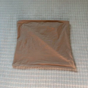 Beige kortkjol från H&M Divided - Supersnygg beige kortkjol från H&M Divided i mjuk bomull. Kjolen har en enkel och rak passform som sitter normalt och är perfekt att matcha med en crop top eller hoodie. Stilren och basic design utan detaljer, passar dig som gillar minimalistiskt.