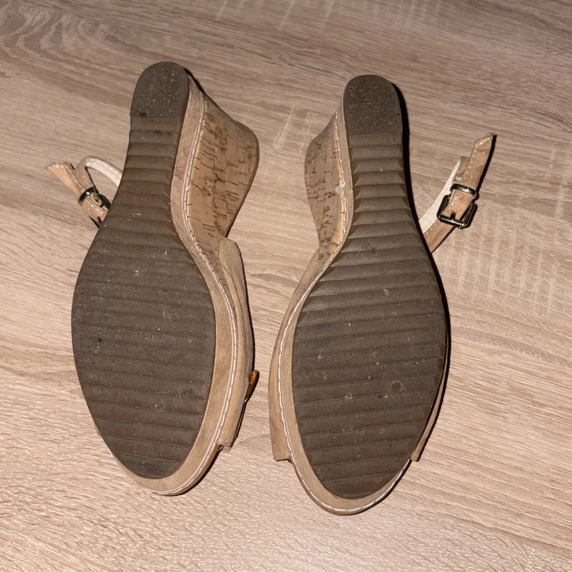 Beige sandaler med kilklack och rosett - 2