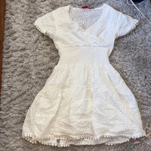 Vit klänning  - Säljer en vit klänning från kidsbrandstore som har blivit förliten. Har använt kanske 2-3 gånger ❤️