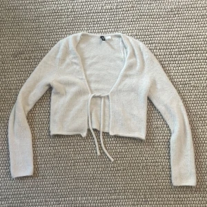 Vit stickad kofta - Vit fluffig stickad tröja med knytning, superfin till hösten 💕