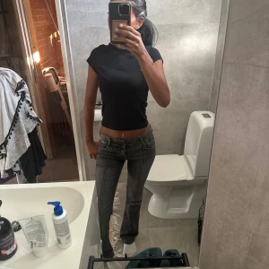 Bootcut jeans  - Fina bootcut jeans från Bershka, passar mig i längden som är cirka 1,65