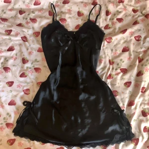 Svart slip dress (nattklänning) - Jättevacker slip dress som kan användas både som nattklänning eller festklänning!🖤Det står M på lappen men den sitter som en S🖤