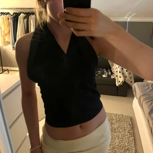 Halterneck topp - Fin och somrig halterneck topp med öppen rygg och knyte i nacken. Köpt från sellpy, aldrig använt den.🥰