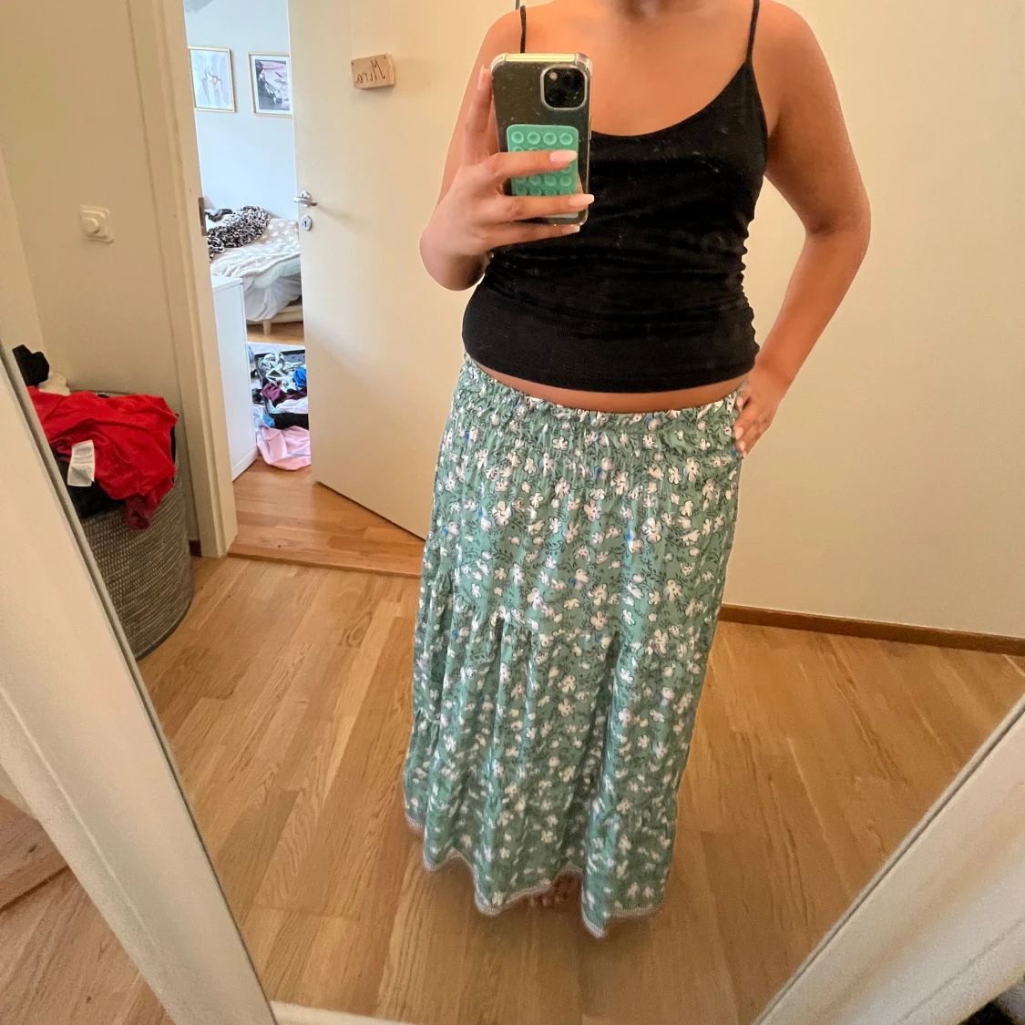 Grön blommig långkjol med volang