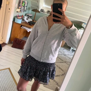 Svart kjol med blommor från Ginatricot 🫶 - En svart kjol med rosa och blå blommor från Ginatricot. Är en mycket fin kjol med några trådar som har gått upp. Den är jätte snygg till både vardagen och till fest. Säljer den så den inte används så mycket som den borde❤️