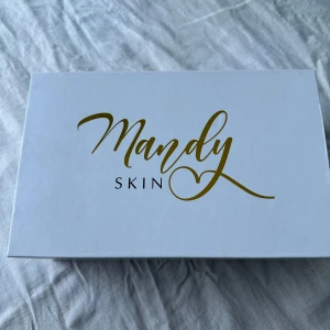 Mandy skin laser maskin  - Säljer min oanvända lasermaskin från mandy skin. Perfekt för dig som vill bli hårfri hemma utan att behöva slösa 1000-tals kronor på salong.  Maskinen använder IPL som tränger sig in i hårsäckarna och stoppar hårväxten vid roten. Ljuspulserna är skonsamma mot huden och kan anpassas efter hudtyp.  Har även än mandy skin travel bag som kan skickas med om så önskas⭐️ ✅ kan användas på hela kroppen även på bikinilinje & ansikte  ✅ ger dig hårfri och mjukare och slätare hud  ✅ Resultat redan efter någ