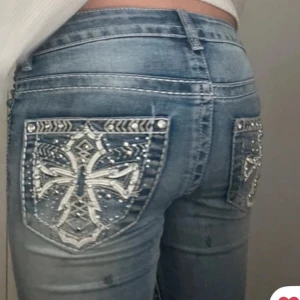 ‼️SÖKER‼️Ljusblå jeans från Telepatía - ‼️SÖKER‼️ett par ljusblå jeans från Telepatía med broderade och dekorerade bakfickor med pärlor och mönster.