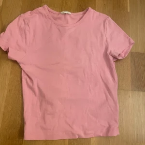 Rosa basic t-shirt - Enkel och snygg rosa t-shirt från Gina Tricot, basically basics-kollektionen. T-shirten har rund halsringning och korta ärmar. Är i storlek S men passar XS också. Superfin ock passar till allt!😍💞