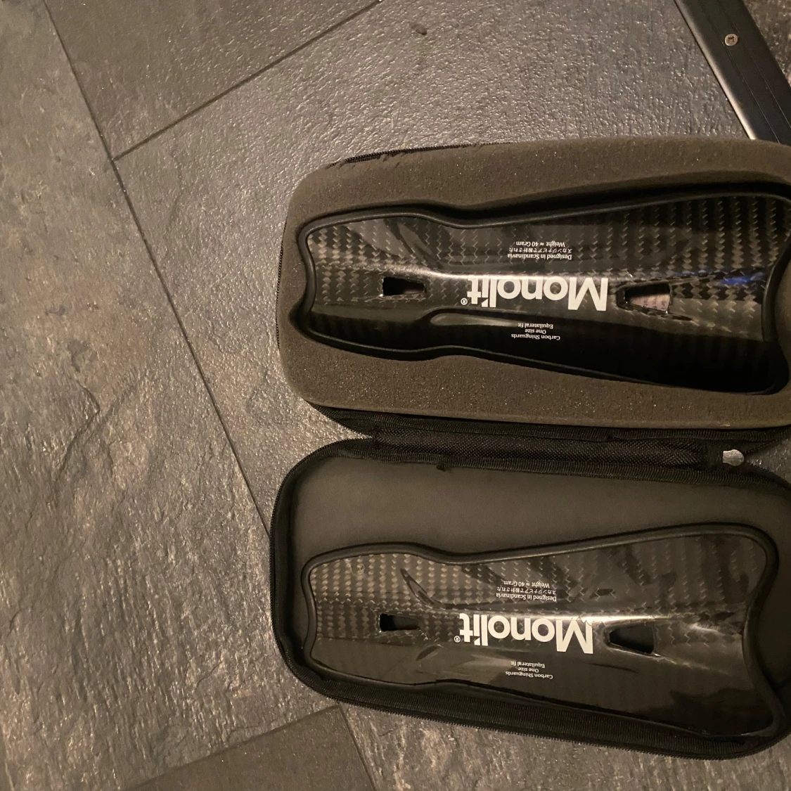 Monolit benskydd+Svarta Umbro fotbollsskor - 2