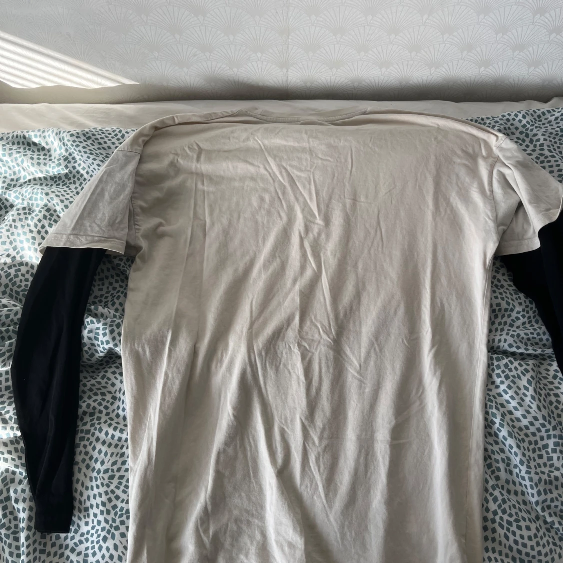 Beige t-shirt med svart tryck - 1