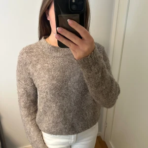 Beige stickad tröja med lång ärm - Supermjuk och fluffig beige/ brun stickad tröja med rund hals och långa ärmar. Köpt i Spanien, använd fåtal gånger🩷