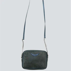 Grå mocka axelväska Zadig & Voltaire - Snygg blå axelväska i mocka från Zadig & Voltaire. Väskan har en justerbar axelrem i blått skinn och kedja. Perfekt storlek för det viktigaste. Kom privat för äktighetsbevis🫶🏽