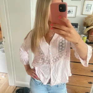 Rosa spets tröja/skjorta  - En fin ljusrosa skjortliknande topp, väldigt bra skick! Pris kan diskuteras 