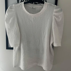 Vit tshirt - Vit ”ihålig” tshirt från cubus i stl M. Knappt använd. 