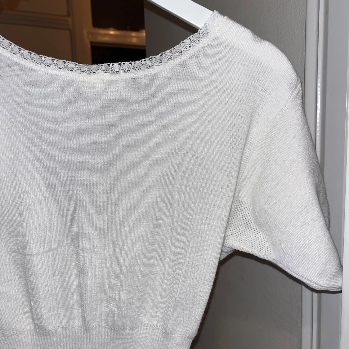 Vit stickad kortklänning med spets - 3