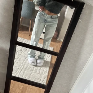 Perfect Jeans Gina Tricot - Säljer ett par ljusblå Perfect Jeans ifrån GinaTricot med klassisk rak passform och låg midja. Jeansen är i denim och perfekta för en chill och avslappnad look!💕