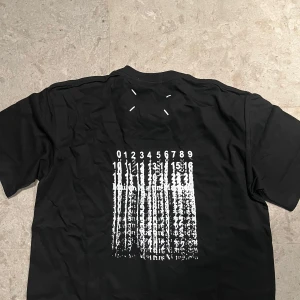 Maison margiela T-shirt - Riktigt fet maison margiela tröja, inga skador och väldigt bra skick! NYPRIS ~ 2000kr (VÅRT PRIS - 400kr)