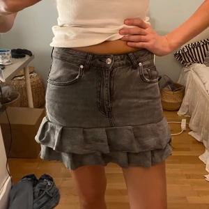 Grå jeanskjol med volang - Jättecool egensydd jeanskjol med volanger! Kjolen är kort och midwaist🩷🥹