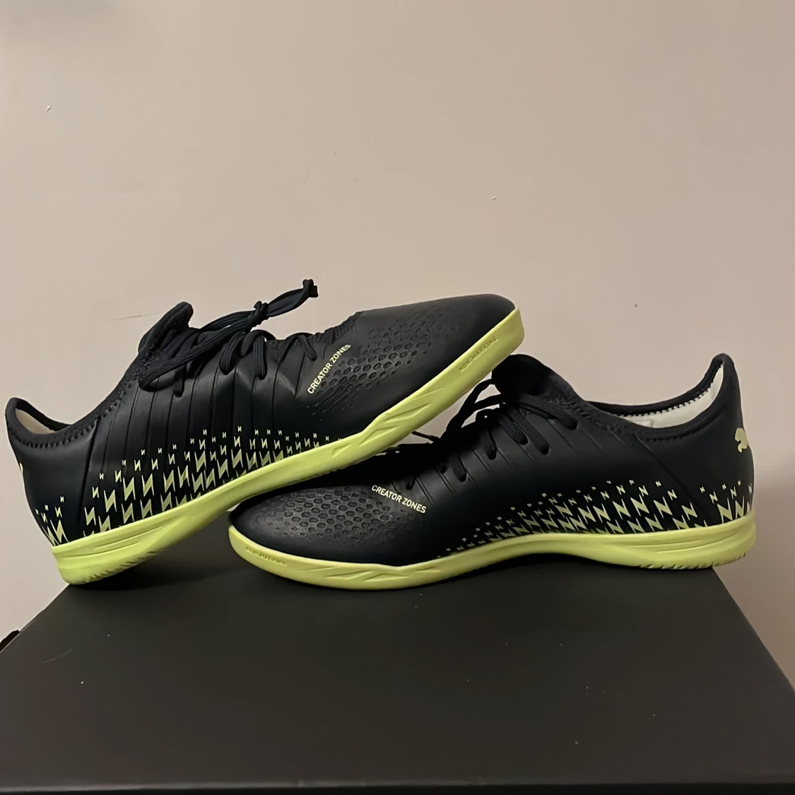 Svarta och gula Puma fotbollsskor - 1