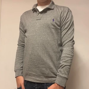 Polo Ralph Lauren Långärmad Pike | M - Säljer en sjukt fet Ralph Lauren pike | Nypriset ligger på ~ 1600kr, mitt pris, 349kr | Storlek M | Jag på bilden är 181,71kg | Inga synliga defekter, därav mycket bra skick |  Skriv vid intresse ! 💫😉