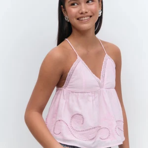 Ljusrosa topp - Säljer denna slutsålda ljusrosa topp från Gina Tricot . Toppen har broderade detaljer och spets längs urringningen. 