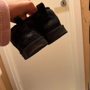 Svarta uggs - Äkta svarta uggs i hyfsat bra skick. Säljer pga att jag köpt nya 🩷perfekt nu till hösten/vintern!
