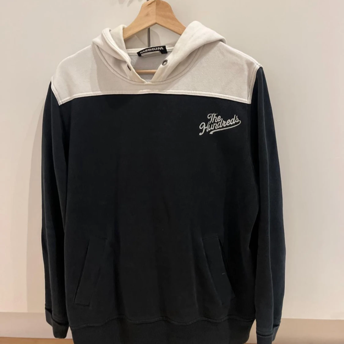 Svart och vit hoodie från The Hundreds