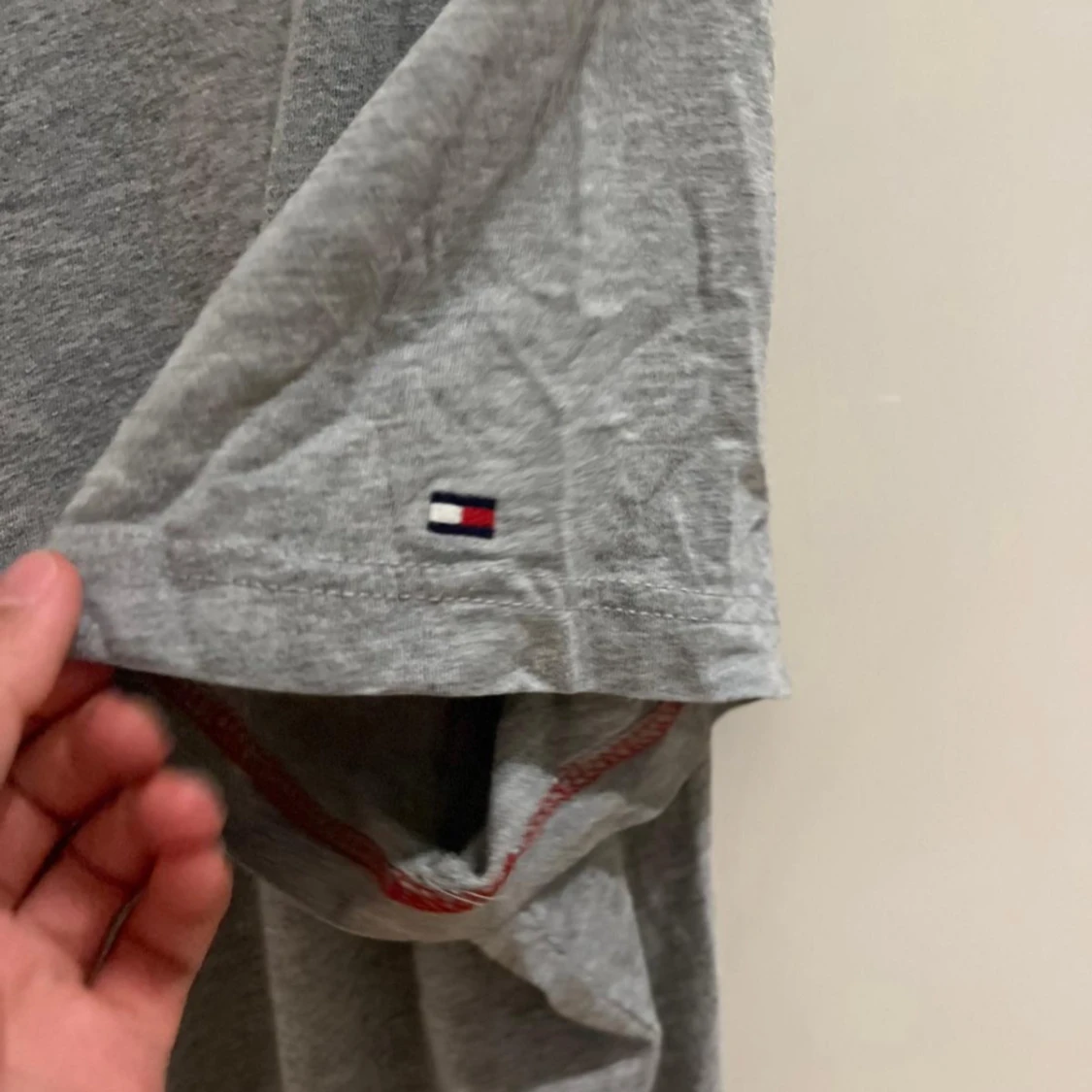 Grå t-shirt från Tommy Hilfiger - 2