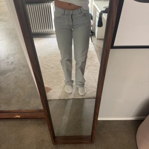 Ljusgrå jeans - Säljer ett par ljusgråa jeans ifrån Gina tricot i storlek 34. De är raka i modellen och har fickor fram och bak. Använda endast 3 gånger.🤍