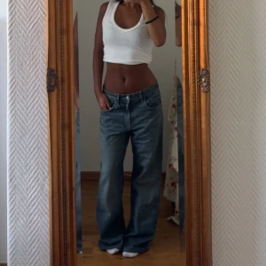 Zara jeans  - Säljer dessa snygga Zara jeans ❤️ Passar mig som är 162cm och är i storlek 38 men sitter baggy/low waisted/ loose på mig som vanligtvis har 36