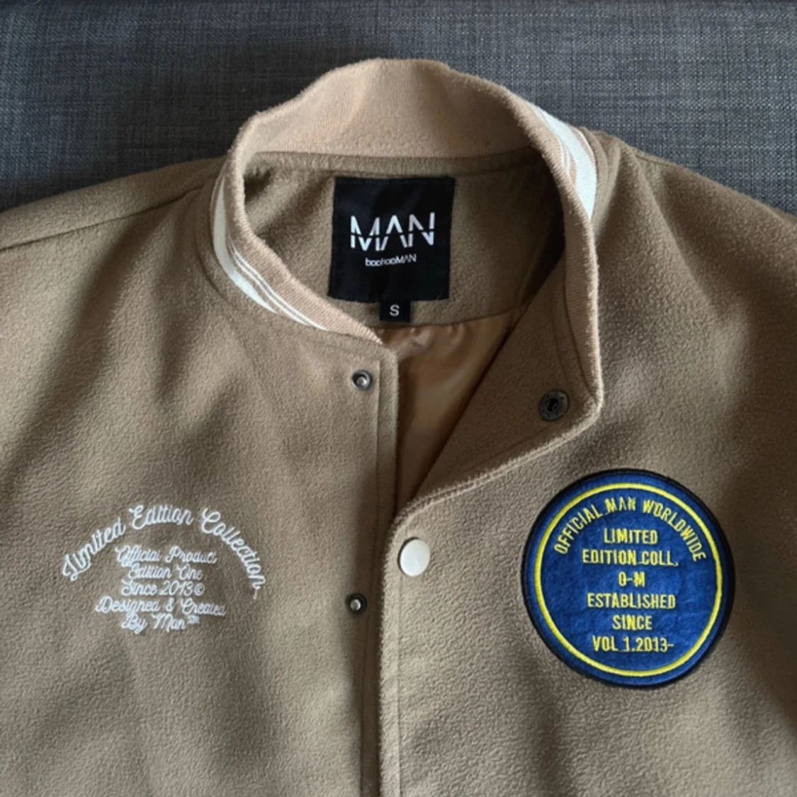 Beige bomberjacka BoohooMAN med patches - 4