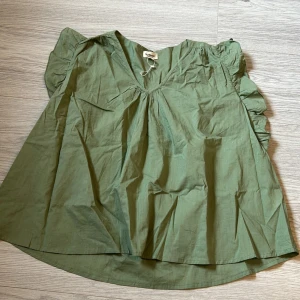 Grön kortärmad blus  - Jättefin grön blus, passar perfekt till sommaren, den är i storlek xs/s men är betydligt större i storleken!!🩵🩵