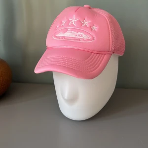 Cortiez keps - Rosa cortiezkeps som jag köpte men jag diggade inte färgen säljs för 200kr