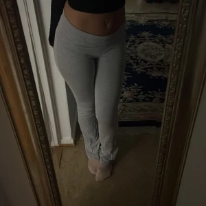 Ljusgrå tighta mjukisbyxor - Supersköna ljusgrå mjukisbyxor med hög midja och tight passform. Byxorna är stretchiga och sitter snyggt längs benen, perfekta för en chill och avslappnad look. Mjukt material som känns bekvämt hela dagen.