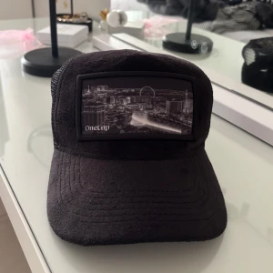 onecap keps paris - keps från onecap!! använt några gånger men har inga tecken på användning, jätte cool för att få lite mer detaljer till outfiten😽😇🙏