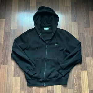 Lacoste kofta/Zip up - Lacoste kofta som har använts ett fåtal gånger. Säljer den för att den knappt passar mig. Ny pris 1800kr mitt pris 600kr. PRISET KAN DISKUTERAS❗️❗️❗️❗️❗️