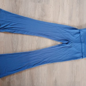 Yogapants storlek 150 - Helt nya yogapants med lappen kvar från lager 157 i storlek 150💕De är både snygga men också ekstremt sköna💕De passer både till skolan men också som mysbyxor💕De är alldrig andvända💕(finns katt i hemmet💕